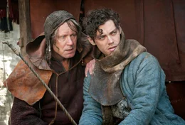 Rob (Tom Payne, re.) bemerkt, dass sein v&auml;terlicher Freund, der Bader (Stellan Skarsg&aring;rd), allm&auml;hlich sein Augenlicht verliert.