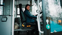 Wer Wrocław verstehen will, steigt in die Stra&szlig;enbahnlinie 1. Seit 140 Jahren rollt sie durch die Stadt &ndash; eine der &auml;ltesten noch betriebenen Tramlinien Europas. Nach dem Krieg war sie die erste, die wieder fuhr: durch Tr&uuml;mmer, Hoffnung und einen Neuanfang. Heute f&uuml;hrt sie an renovierten Fassaden und gr&uuml;nen Oder-Ufern zu den Wohnbl&ouml;cken der Moderne. - Tatajana Granowska unterwegs in Wrocław