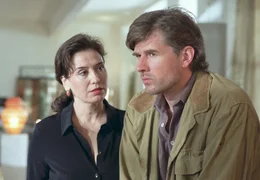 Max (Daniel Morgenroth) sagt Julia (Brigitte Karner) die Meinung.