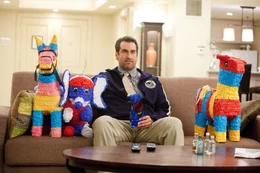 Ist der scheinbar lammfromme Mr. Walters (Rob Riggle) wirklich nur ein harmloser Sportlehrer?  +++ Die Verwendung des sendungsbezogenen Materials ist nur mit dem Hinweis und Verlinkung auf RTL+ gestattet. +++