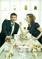L-R : Seeley Booth (David Boreanaz), Temperance Brennan (Emily Deschanel).