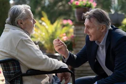Alex Lewis (Liam Neeson, r.) besucht seinen an einer schweren Demenz leidenden Bruder Paul (Lubomir Buchvarov) in dem Heim, in dem Paul lebt.