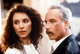 Aus der Routine-&Uuml;berwachung wird ein brenzliger Fall, weil sich Chris (Richard Dreyfuss, r.) in Maria (Madeleine Stowe, l.) verliebt: Sie darf nicht wissen, dass er Polizist ist, und auf seiner Dienststelle soll niemand erfahren, dass er sich mit einer Verd&auml;chtigen eingelassen hat.