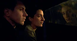 Drei Jahre sp&auml;ter warten Yohan (Bastien Bouillon, l.) und seine neue Kollegin, Nadia (Mouna Soualem, r.), im Wagen und schauen ob der T&auml;ter an den Ort des Verbrechens zur&uuml;ckkehrt.