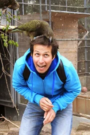 Willi Weitzel mit einem Kea auf dem Kopf.