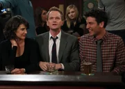 M&uuml;ssen sich damit zurecht finden, dass Marshall und Lily nach Long Island ziehen: Ted (Josh Radnor, r.), Barney (Neil Patrick Harris, M.) und Robin (Cobie Smulders, l.) ...