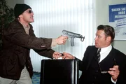 Horst Weihmann (Pierre Besson, li.) &uuml;berf&auml;llt zusammen mit seinem Bruder eine kleine Filialbank. Was sie nicht wissen: Der Filialleiter Anton Reiser (Robert Jarczyk, re.) w&auml;scht Drogengelder der Mafia.