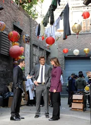 Der Ermittler Eric Anderson (Mark Famiglietti, l.) stellt fest, dass Booth (David Boreanaz) und Brennan (Emily Deschanel) an dem gleichen Fall arbeiten wie er.