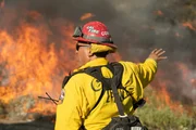 Feuerwehrkapit&auml;n Richard Cordova beaufsichtigt die Feuerwehrleute bei einem Brandeinsatz in den San Bernardino Mountains.