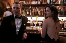 G&ouml;nnt sich einen Martini: James Bond (Daniel Craig), Paloma (Ana de Armas)