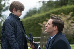 Viking (Tom Bateman, r.) und sein Ein und Alles: S&ouml;hnchen Ryan (Nicholas Homes, l.).