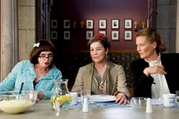Beim Mittagessen in der Mensa beratschlagen Mad. Bertoux (Katharina Thalbach), Fr. Theobald (Hannelore Elsner) und Fr. M&auml;gerlein (Suzanne von Borsody), wie es weitergehen soll mit Hanni und Nanni im Internat Lindenhof.