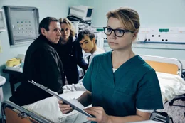W&auml;hrend die Transplantationschirurgin Dr. Hellweg (Annette Frier, vorne) ein sterbendes M&auml;dchen auf dem OP-Tisch liegen hat, das dringend eine neue Leber ben&ouml;tigt, kommt der erl&ouml;sende Anruf von Eurotransplant, dass f&uuml;r Frank (Valentino Fortuzzi, r.) eine passende Leber gefunden wurde. F&uuml;r Franks Eltern (Carina Wiese, M., J&ouml;rg Pose, l.) kommt ein Organverzicht nicht in Frage ...
