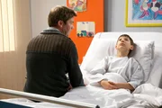 Noah Orth (Bruno Renne, rechts) erklärt seinem Vater Michael (Thomas Scharff), warum ihm die Choraufführung so wichtig ist: Seit geraumer Zeit hat Noah keinen Kontakt mehr zu seinem geliebten Großvater. Nun hofft Noah, dass sein Opa - als ehemaliger Opernsänger und großer Musikfreund, der Noah auch in dem renommierten Chor untergebracht hat - sich das Konzert im Fernsehen ansehen oder vielleicht sogar persönlich zur Aufführung kommen wird. Was Noah nicht weiß: Michael Orth hat vor ein paar Wochen nach einem Zerwürfnis mit seinem Vater Dieter, diesem den Umgang mit Noah verboten.