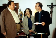 Kommissar Benno Berghammer (Ottfried Fischer, l.) und Kommissarin Sabrina Lorenz (Katerina Jacob, M.) befragen den Pr&auml;laten Hinter (Michael Lerchenberg, r.) &uuml;ber die katholische Institution "Lichtwerk" aus ...