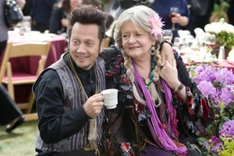 Beim ersten Wiedersehen von Rob (Rob Schneider) mit seinen Freunden nach 30 Jahren kommt es zu Missverst&auml;ndnissen wegen seiner Begleitung Gloria (Joyce Van Patten).