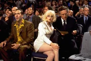 Nur zum Vergn&uuml;gen besucht der Cop Rick Santoro (Nicolas Cage, l.) einen Boxkampf in der "Casino Arena" von Atlantic City. Noch hat er keine Ahnung, dass es kein Zufall ist, dass sich die Blondine Julia Costello (Carla Gugino, 2.v.r.) neben den ebenfalls anwesenden Verteidigungsminister Charles Kirkland (Joel Fabiani, r.) setzt ...