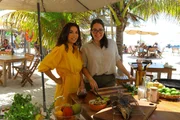 Eva Longoria (l.) und K&ouml;chin Regina Escalante kochen Wolfsbarsch am Strand von La Palapa.