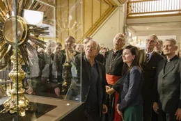 Dr. Martin Langhammer (Bernhard Sch&uuml;tz, Mittte) erkl&auml;rt begeistert den Museumsbesuchern die Besonderheiten der Magnus-Monstranz.