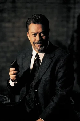 Der eigenartige Professor Oldman (Tim Curry) plant ein ziemlich schr&auml;ges Experiment mit seiner Studentengruppe ...