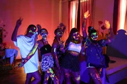 Partytime mit Neonfarben - die f&uuml;nf M&auml;dchen bringen die Schlossmauern zum Wanken!