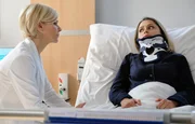 Dr. Kathrin Globisch (Andrea Kathrin Loewig, links) hat keine guten Nachrichten f&uuml;r Samira Steffens (Sarah Alles). In ihrer Halswirbels&auml;ule sitzt ein Tumor, der schnellstens operativ entfernt werden muss. Nur ein kleiner Sto&szlig; oder Schlag k&ouml;nnte ausreichen und Samira k&ouml;nnte querschnittsgel&auml;hmt sein.