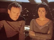 O'Brian (Com Meaney) und Troi (Marina Sirtis) stehen ratlos vor der Instrumententafel...