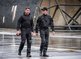 L-R: Mike Banning (Gerard Butler), Wade Jennings (Danny Huston).