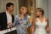 Susanne (Heike Jonca, M.) gelingt es, durch ein Ritual das Ungl&uuml;ck abzuwenden, das Alexander (Paul Grasshoff, l.) und Mia (Josephine Schmidt, r.) scheinbar auf sich gezogen haben, als dieser Mia im Hochzeitskleid gesehen hat ...