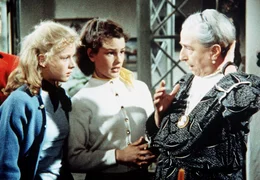 Dick (Anglika Meissner, Mitte) und ihre Schwester Dalli (Heidi Br&uuml;hl, links) wollen Oma Jantzen (Margarete Haagen) dazu &uuml;berreden, mit ihnen ins Kino zu gehen.