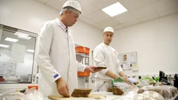 Qualit&auml;tskontrolle in der Brotfabrik.