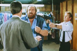 Bull Webster (Bud Spencer) befindet sich in einem Dilemma