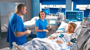 Matteo (Mike Adler, l.) und Rebecca (Milena Straube, M.) bangen um ihren Patienten Noah Liebermann (Christian Erdt, r.). Der ben&ouml;tigt nach einem Leberversagen dringend ein Spenderorgan.