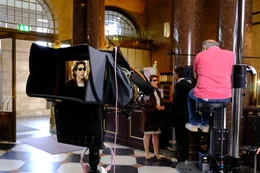 Film-Still der Dreharbeiten mit der &ouml;sterreichischen Schauspielerin Adele Neuhauser als Darstellerin von der "Roten Fini" Ende Juli 2022 in Wiesbaden (Kurhaus).