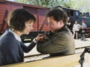 Margarete (Heike Makatsch) geht auf die weite Reise nach Wien. Schweren Herzens verabschiedet sich Fritz (Felix Eitner) von ihr und schenkt ihr eine Haarspange mit einem kleinen B&auml;ren.