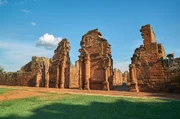 Ebenfalls im Dschungel Argentiniens liegt die ehemalige Missionsstation der Jesuiten, San Ignacio Miní. Die Unesco hat die Jesuitenmission unter ihren Schutz gestellt. Ebenfalls im Dschungel Argentiniens liegt die ehemalige Missionsstation der Jesuiten, San Ignacio Miní. Die Unesco hat die Jesuitenmission unter ihren Schutz gestellt.