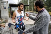 Toni (Adnan Maral) trifft auf Osman G&ouml;ker (Aram Arami, li.), ohne zu ahnen, dass er der neue Freund seiner Tochter ist.