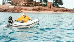 Dieter Hallervorden auf dem Motorboot vor seiner Privatinsel in Nordfrankreich.
