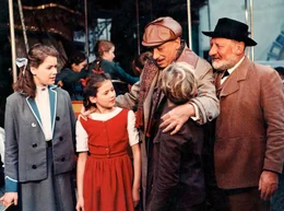 Etwas eifers&uuml;chtig beobachtet der Geissenpeter (Thomas Klameth, vorne) die immer enger werdende Freundschaft zwischen Heidi (Elsbeth Sigmund, 2. von links) und Klara (Isa G&uuml;nther, 1. von links).
