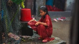 Ein M&auml;dchen aus dem Klimafl&uuml;chtlingsslum Barashol filtert Wasser, indem es dieses durch ihr rotes Kleid laufen l&auml;sst.  +++ Die Verwendung des sendungsbezogenen Materials ist nur mit dem Hinweis und Verlinkung auf RTL+ gestattet. +++
