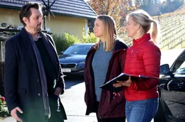 LKA-Kommissar Sascha Bergmann (Hary Prinz) mit Kommissarin Anni Sulmtaler (Anna Unterberger, Mitte) und Rechtsmedizinerin Eva Merz (Eva Herzig).