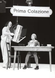 Clown Umberto Troni gie&szlig;t Clown Stefano Manca den Fr&uuml;hst&uuml;ckskaffee ein.