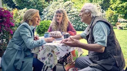 Philippa (Barbara Sukowa, Mitte) versucht als Mediatorin zwischen ihrem Bruder Harald (G&uuml;nther Maria Halmer, re.) und ihrer Schw&auml;gerin Karin (Maren Kroymann, li.) zu schlichten.