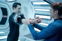 Dr. McCoy (Karl Urban, r.) untersucht den Terroristen John Harrison (Benedict Cumberbatch, l.), der behauptet, "Khan" zu hei&szlig;en und ein gentechnisch verbesserter Soldat zu sein, der vor 300 Jahren zusammen mit seinen Leuten eingefroren wurde ...