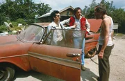 Der seltsame Grundst&uuml;cksbesitzer verkauft Arnie (Keith Gordon,l. hier mit John Stockwell als Dennis) den Wagen sofort und verr&auml;t ihm, dass der Wagen seinem verstorbener Bruder geh&ouml;rte und er ihn Christine taufte.