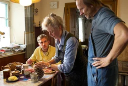 Franz' (Sebastian Bezzel, l.) Gro&szlig;mutter (Ilse Neubauer) und sein kauziger Vater (Eisi Gulp) haben immer Zeit f&uuml;r eine kleine Kaffeerunde.