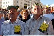 Holocaustüberlebende demonstrieren 2007 in Jerusalem für ihre Rechte. Holocaustüberlebende demonstrieren 2007 in Jerusalem für ihre Rechte.