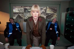 Tierpr&auml;paratorin Millicent Clyde (Nicole Kidman) hat es auf den kleinen B&auml;ren abgesehen.  +++ Die Verwendung des sendungsbezogenen Materials ist nur mit dem Hinweis und Verlinkung auf RTL+ gestattet. +++
