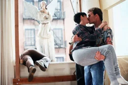Der erfolgreiche Banker Sam (Patrick Swayze, r.) und seine aparte Freundin Molly (Demi Moore, l.) sind jung und verliebt, als ihr Gl&uuml;ck ein j&auml;hes Ende nimmt: Sam wird von einem Stra&szlig;enr&auml;uber erschossen ...
