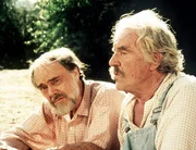 Sam (Will Geer, r.) und Mason Beardsley (John Beal, l.) schwelgen in alten Erinnerungen. Sam (Will Geer, r.) und Mason Beardsley (John Beal, l.) schwelgen in alten Erinnerungen.